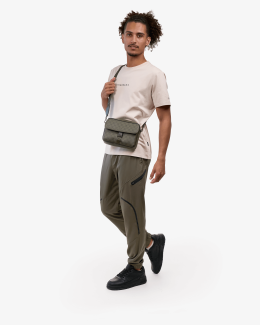 Mini-sacoche kaki en toile enduite siglée pour avoir ls mains libres - silhouette - Icone - Chabrand