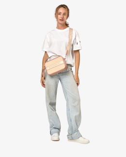 Sac à main rose Émilie avec bandoulière amovible pour porté épaule - silhouette - Chabrand