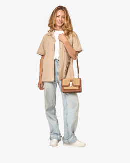 Look d'été avec sac à rabat en synthétique effet cuir lisse et paille camel - Léna - silhouette - Chabrand